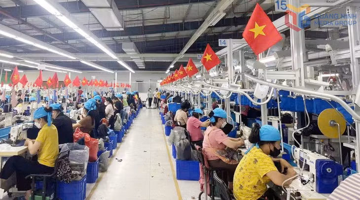 Lao động làm việc tại dây chuyển sản xuất Công ty TNHH Dệt may Weitai Việt Nam (KCN Việt Hưng, phường Việt Hưng).