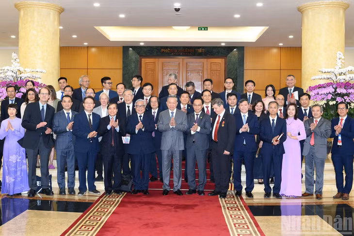 Tổng Bí thư Tô Lâm với các đại biểu tham dự hội thảo quốc tế Việt Nam học lần thứ 7. (Ảnh: ĐĂNG KHOA)