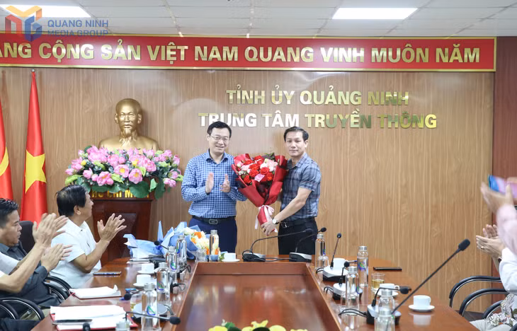 Đồng chí Nguyễn Thế Lãm, Tỉnh uỷ viên, Tổng biên tập- Giám đốc Báo và PTTH Quảng Ninh- Uỷ viên BCH Liên đoàn cờ Quảng Ninh tặng hoa chúc mừng đồng chí
