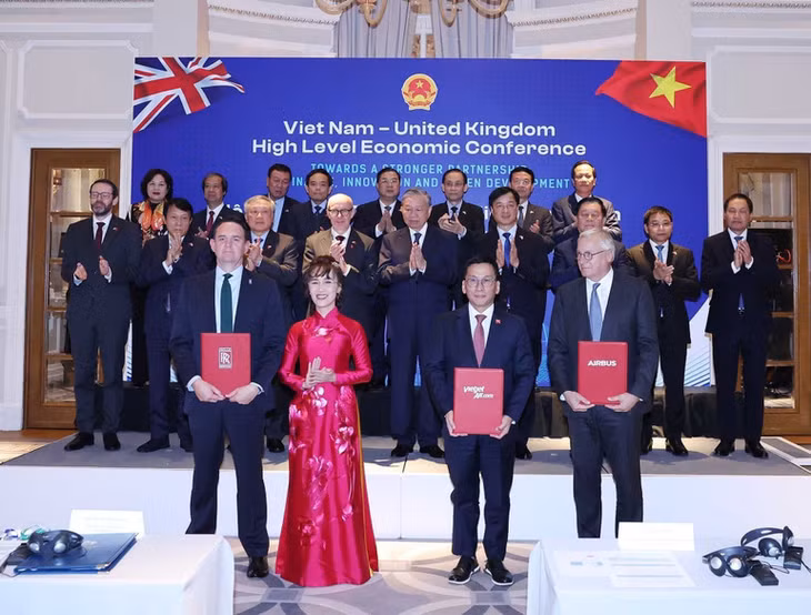 Lễ trao thỏa thuận hợp tác giữa các bộ, ngành, địa phương, doanh nghiệp hai nước trên nhiều lĩnh vực. (Ảnh: Thống Nhất/TTXVN)