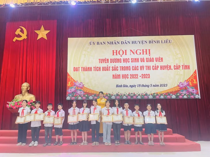 Đồng chí Nguyễn Thị Thủy được vinh danh cùng các học trò của mình tại Hội nghị tuyên dương học sinh và giáo viên đạt thành tích xuất sắc trong các kỳ thi cấp huyện, cấp tỉnh.