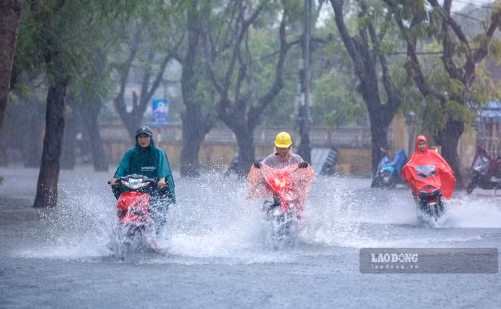 Nhiều tuyến đường ở TP Huế bị ngập. Ảnh: N. Phong