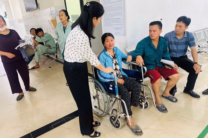 Lãnh đạo xã Bảo Thắng thăm hỏi nạn nhân đang được điều trị tại Bệnh viện Đa khoa số 2 của tỉnh. Ảnh: NDCC