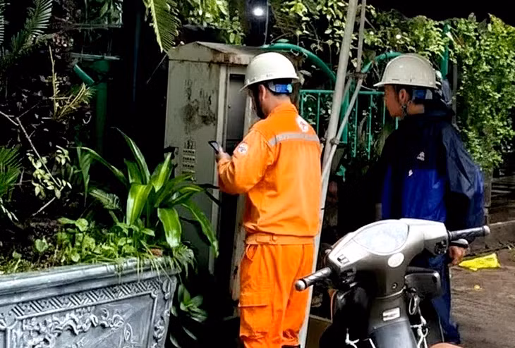 Điện lực có mặt tại hiện trường để xử lý sự cố - Ảnh: Công an cung cấp