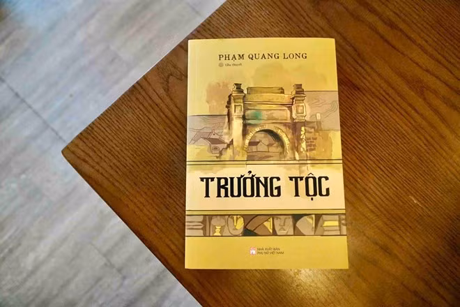 Tác phẩm “Trưởng tộc” kể câu chuyện một dòng họ qua nhiều thế hệ. Ảnh: Nhà xuất bản Phụ nữ Việt Nam