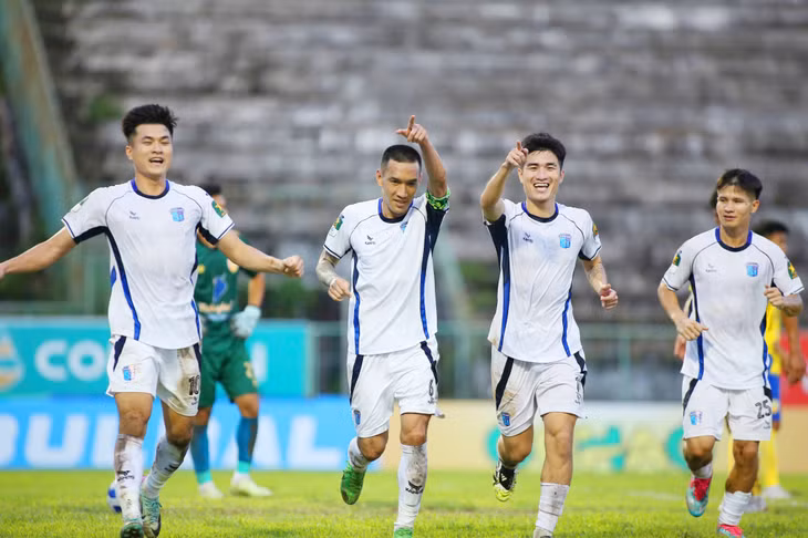 Văn Hiếu tỏa sáng mang về 3 điểm trọn vẹn cho Quảng Ninh FC.