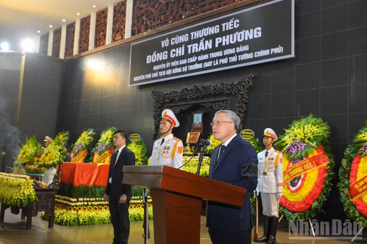 Phó Thủ tướng Thường trực Chính phủ Nguyễn Hòa Bình, Trưởng ban Lễ tang, đọc lời điếu tại Lễ truy điệu.
