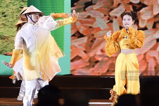 Phương Mỹ Chi trình diễn "Rock hạt gạo" tối 25.10. Ảnh: Hải Nguyễn