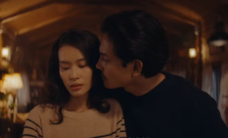 Trái tim què quặt đánh dấu màn tái xuất của tài tử Quách Ngọc Ngoan sau nhiều năm vắng bóng. Phim kể về một vụ án mạng tàn bạo làm chấn động thị trấn yên bình. Khi thi thể người phụ nữ bị sát hại dã man được phát hiện, mọi nghi ngờ đổ dồn vào Sơn, được cho là người tình của nạn nhân. Triết, một nhà điêu khắc danh tiếng, phải cùng vợ mình cố gắng tìm cách minh oan cho em trai.