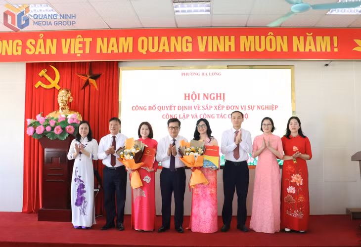 Phường Hạ Long trao quyết định theo đề án sắp xếp các cơ sở giáo dục công lập trên địa bàn cho các trường học trên địa bàn.