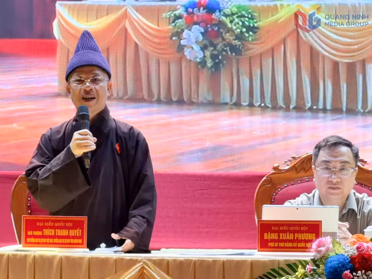Đại biểu Quốc hội Thích Thanh Quyết trực tiếp giải đáp một số thắc mắc, kiến nghị của cử tri tại buổi tiếp xúc.