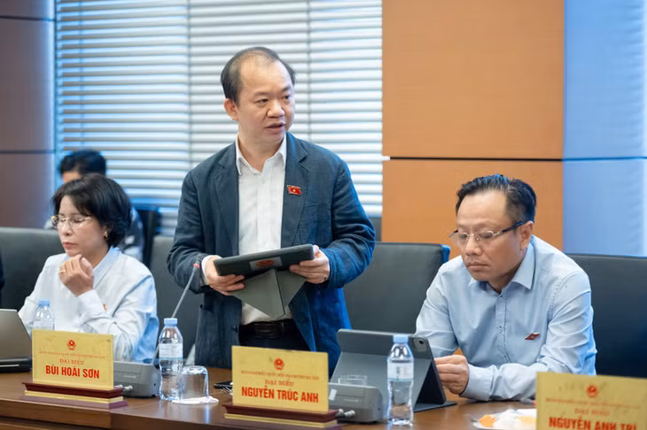 Đại biểu Bùi Hoài Sơn phát biểu trong phiên thảo luận tổ ngày 23/10. (Ảnh: DUY LINH)