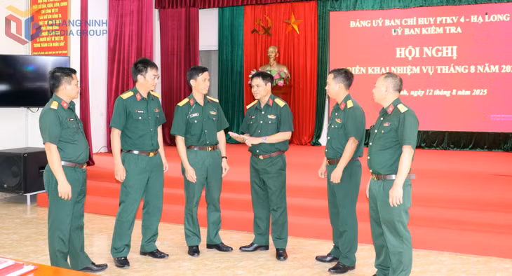 Chính ủy Ban Chỉ huy Phòng thủ khu vực 4 - Hạ Long (Bộ CHQS tỉnh) (thứ 3 phải sang) trao đổi với các cán bộ UBKT Đảng ủy về triển khai nhiệm vụ tháng 8/2025.