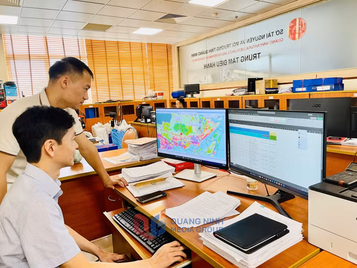 Cán bộ Phòng Quy hoạch, kế hoạch đất đai và Quản lý đo đạc, bản đồ, viễn thám (Sở Nông nghiệp và Môi trường) rà soát tiến độ cập nhật hệ thống cơ sở dữ liệu quốc gia về đất đai trên địa bàn tỉnh. Ảnh: Hoàng Nga.