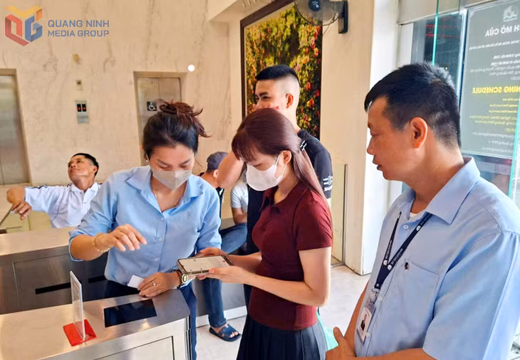 Bảo tàng Quảng Ninh triển khai hệ thống quét mã tự động, cho phép soát vé đoàn khách lớn một cách nhanh chóng và thuận lợi.