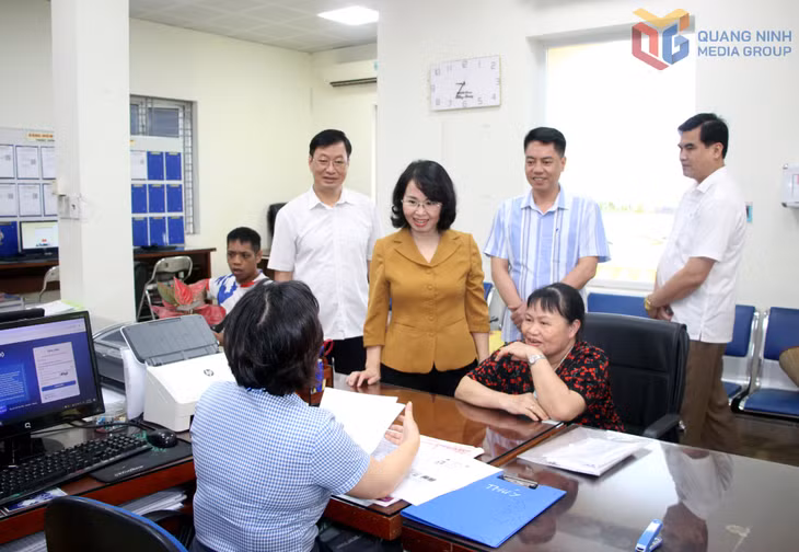 Đồng chí Trịnh Thị Minh Thanh, Phó Bí thư Thường trực Tỉnh ủy, Chủ tịch HĐND tỉnh, kiểm tra hoạt động mô hình chính quyền địa phương 2 cấp tại phường Mông Dương. Ảnh: Mạnh Trường