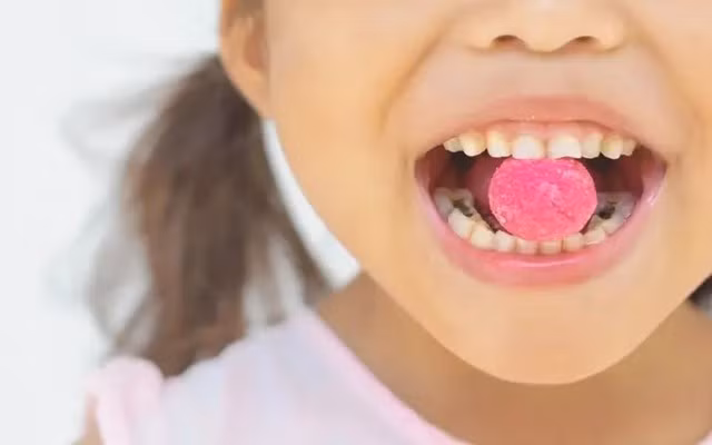 Kẹo và đồ ngọt là thủ phạm hàng đầu gây sâu răng.