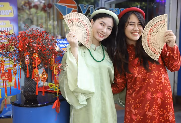 Lễ hội áo dài du lịch Hà Nội năm 2025 (tổ chức thường niên lần thứ 4) tại Bảo tàng Hà Nội và khu vực hồ Hoàn Kiếm với loạt hoạt động hấp dẫn. Ảnh: Hà Anh