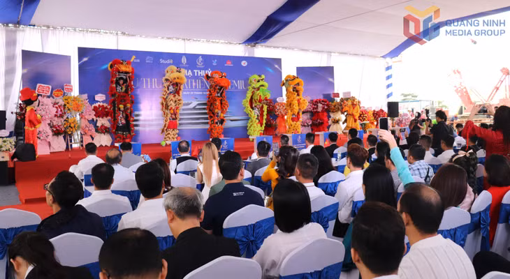 Quang cảnh buổi lễ hạ thủy. 
