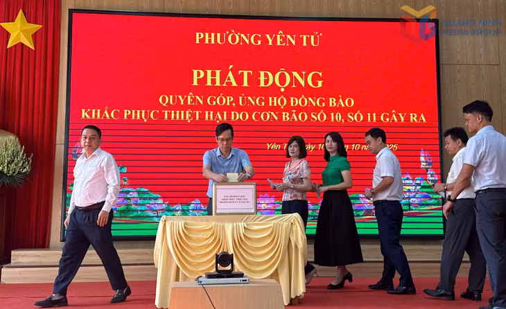 CB, CCVC, NLĐ và nhân dân phường Yên Tử ủng hộ đồng bào vùng lũ.