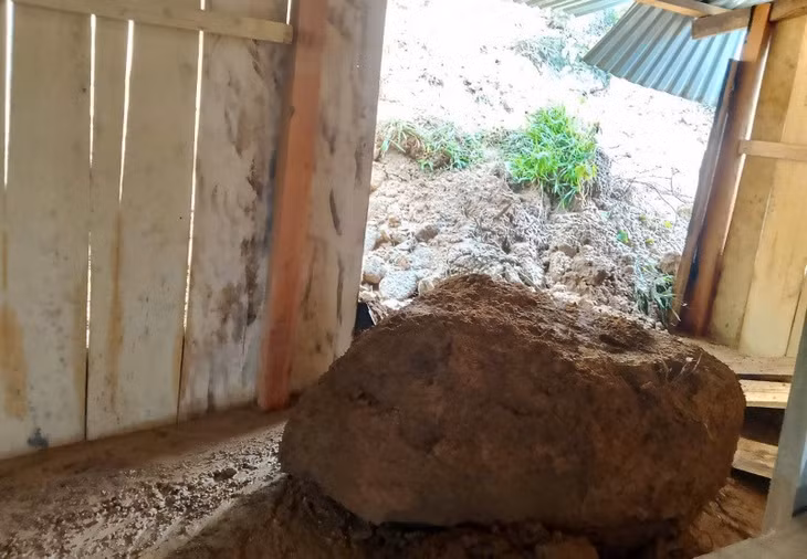 Mưa lớn dẫn đến sạt lở, đá lăn vào nhà dân ở xã Trà Tập, TP.Đà Nẵng, rất may chính quyền đã sơ tán người dân trước đó. Ảnh: Phú Thiện