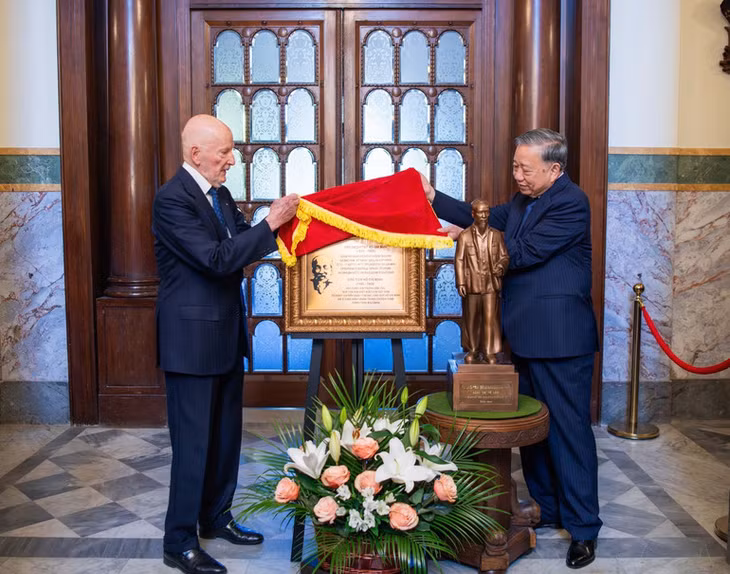 Tổng Bí thư Tô Lâm và Phu nhân gặp Cựu hoàng Simeon Saxe-Coburg-Gotha. (Ảnh: TTXVN phát)