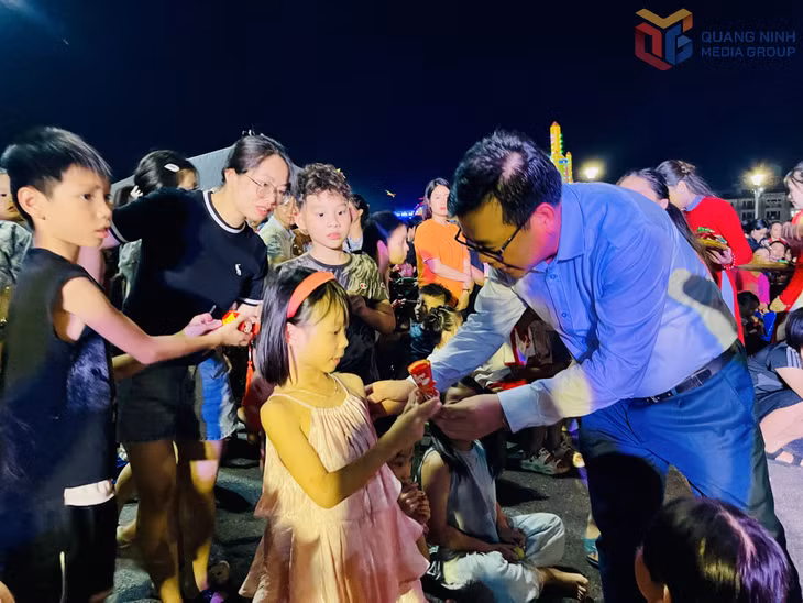 Lãnh đạo phường Hạ Long tặng quà cho các em thiếu nhi trên địa bàn phường.