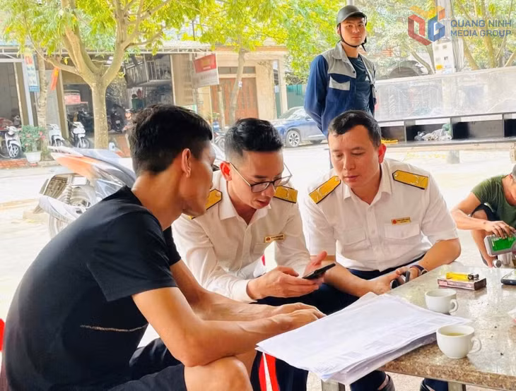 Cán bộ Thuế tỉnh hướng dẫn hộ kinh doanh cài đặt và sử dụng ứng dụng eTax Mobile. Ảnh: Hiểu Trân