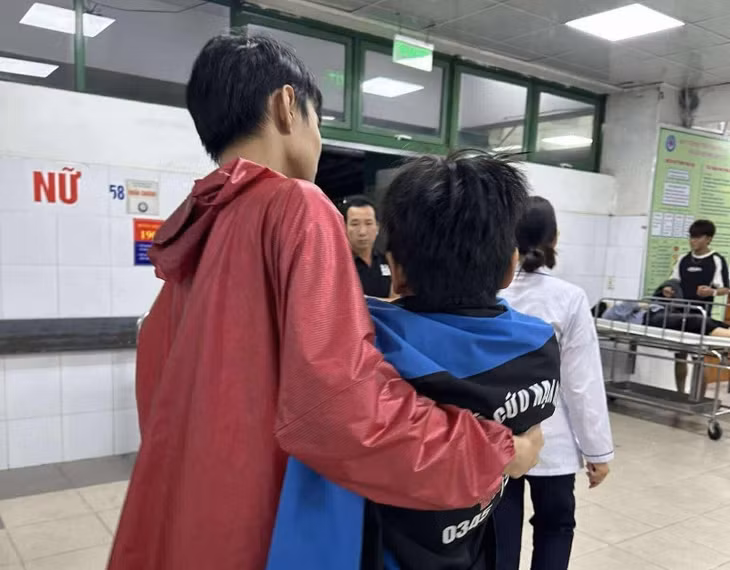 Người đón cháu bé, sau đó đưa vào viện kiểm tra tình hình sức khỏe. Ảnh: Trường An