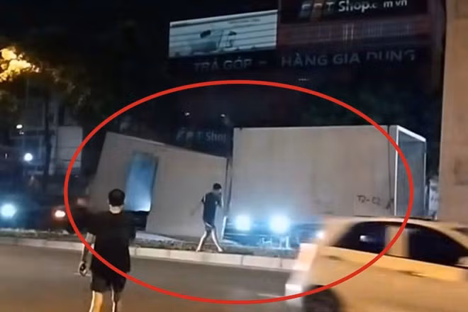 Khối bê tông lớn rơi xuống đường (khoanh đỏ). Ảnh: Công an Hà Nội