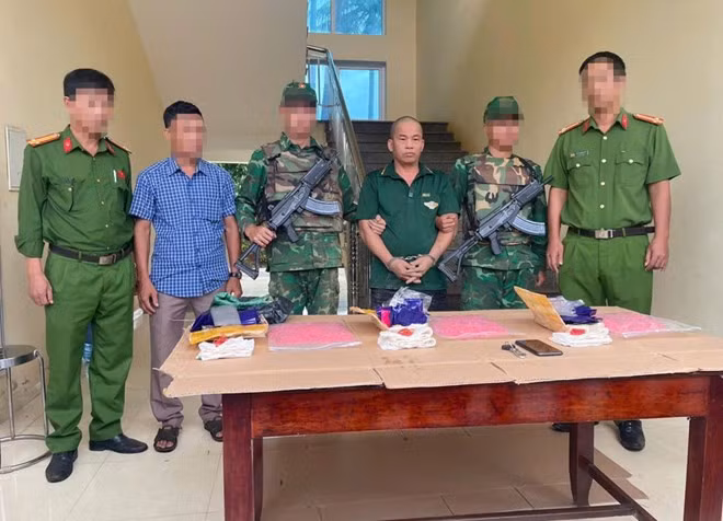 Đối tượng Nguyễn Ngọc Lân (thứ 3 từ trái sang) bị các lực lượng bắt giữ cùng tang vật ma túy. Ảnh: Biên phòng Quảng Trị