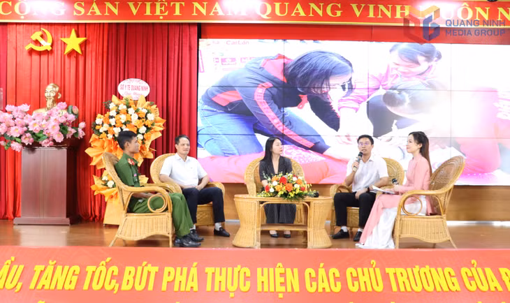 Đại diện các tập thể, cá nhân điển hình giao lưu, chia sẻ kinh nghiệm thực hiện công tác PCCC&CNCH tại cơ quan, đơn vị.