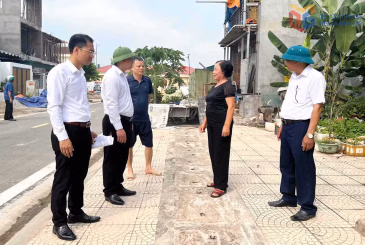 Lãnh đạo UBND phường Quảng Yên kiểm tra, rà soát thực tế các nội dung cử tri kiến nghị.