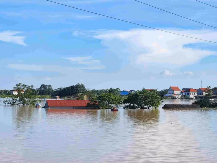 Nước lũ ngập mái nhà tại xã Hợp Thịnh, Bắc Ninh, chiều 8.10. Ảnh: Vân Trường