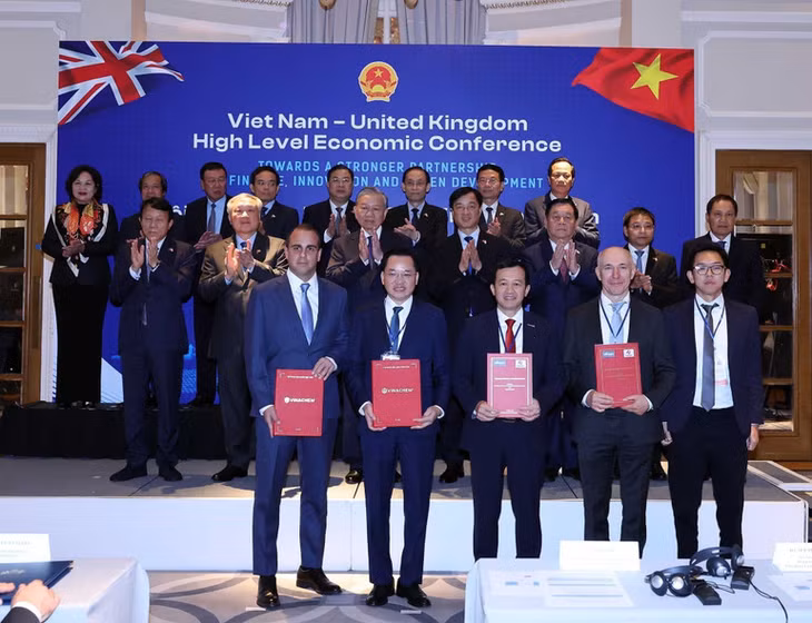 Trong khuôn khổ chuyến thăm chính thức Liên hiệp Vương quốc Anh và Bắc Ireland, Tổng Bí thư Tô Lâm và Đoàn đại biểu cấp cao Việt Nam đã chứng kiến Lễ trao thỏa thuận hợp tác của các bộ, ngành, cơ quan Chính phủ, địa phương và tập đoàn, doanh nghiệp tại Hội nghị Kinh tế cấp cao Việt Nam - Anh. (Ảnh: Thống Nhất/TTXVN)