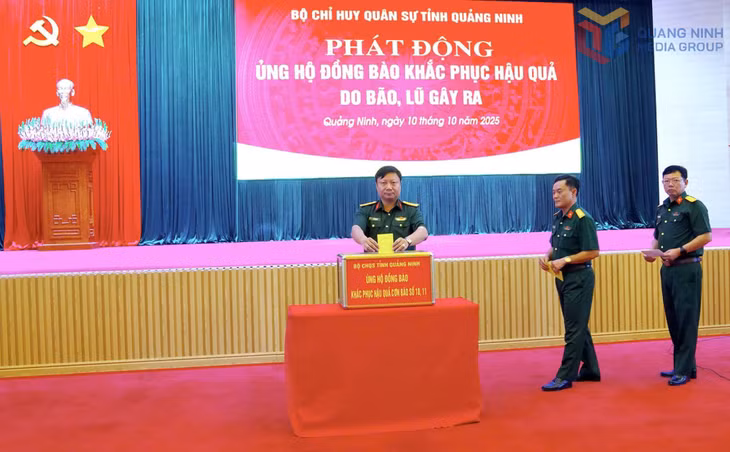Bộ Chỉ huy quân sự tỉnh Quảng Ninh ủng hộ đồng bào vùng lũ. 
