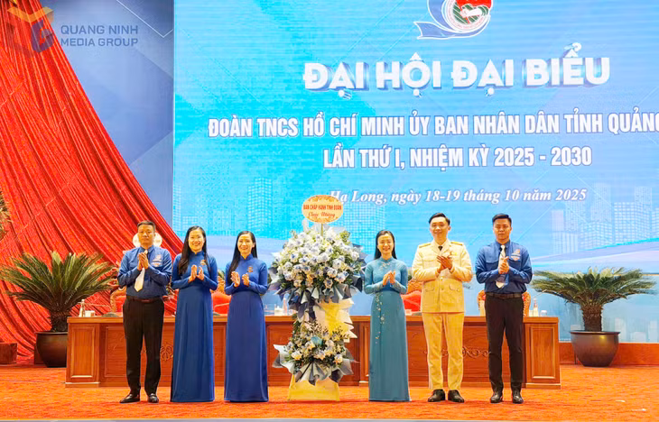 Tỉnh đoàn Quảng Ninh tặng hoa chúc mừng đại hội. 