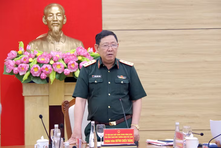 Thượng tướng Huỳnh Chiến Thắng, Ủy viên Trung ương Đảng, Phó Tổng Tham mưu trưởng QĐND Việt Nam, phát biểu kết luận buổi làm việc.