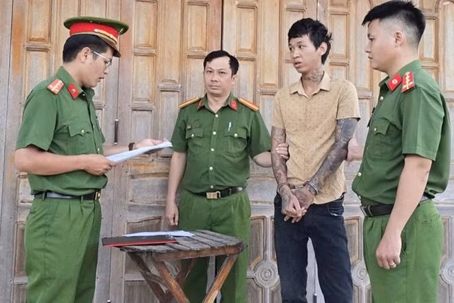 Công an xã Tây Sơn (Gia Lai) bắt tạm giam đối tượng Nguyễn Xuân Lợi. Ảnh: Công an