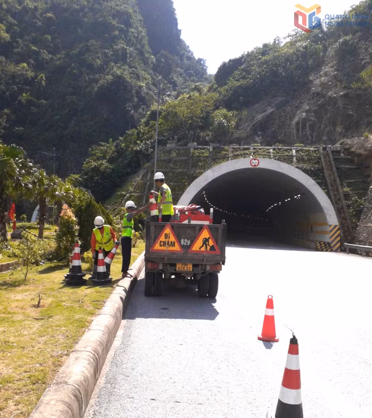 Sáng 23/10, diễn tập ứng phó sự cố trên đường bao biển Hạ Long - Cẩm Phả, cơ quan chức năng cấm làn đường di chuyển hướng Cẩm Phả đi Hạ Long đoạn từ nút giao OSen đến hết hầm; hướng Hạ Long đi Cẩm Phả lưu thông bình thường.