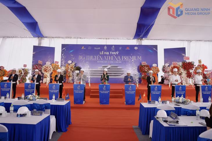 Đại diện đơn vị cùng các đối tác thực hiện nghi thức hạ thủy du thuyền. 