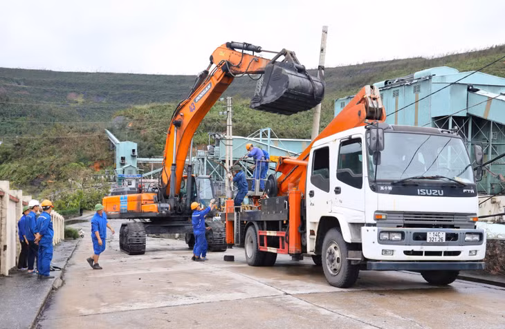 Công nhân Công ty Tuyển than Hòn Gai bảo dưỡng, sửa chữa thiết bị phục vụ sàng tuyển than.