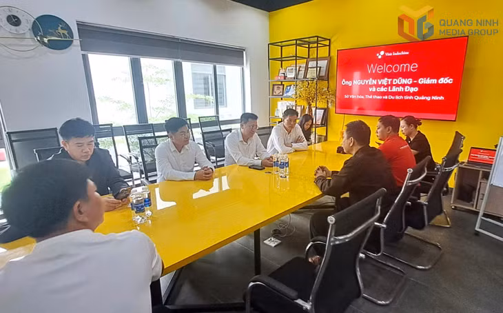 Đoàn công tác làm việc trực tiếp tại một đơn vị lữ hành của Đà Nẵng.