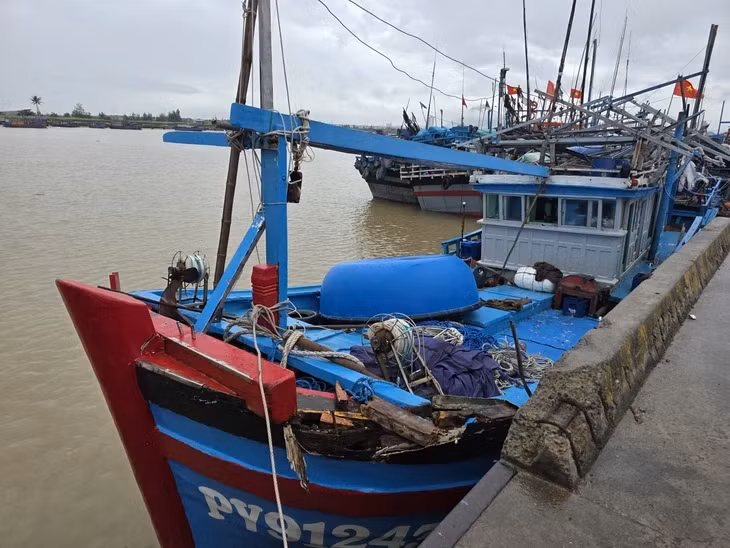 Tàu cá Đắk Lắk số hiệu PY-91243TS bị hư hỏng nặng sau khi bị tàu cá Gia Lai tấn công - Ảnh: MINH CHIẾN