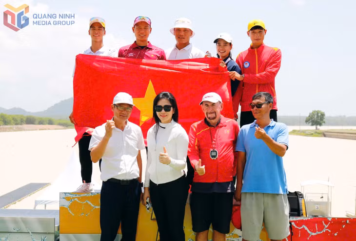 HLV Nguyễn Đình Huy (hàng sau, áo trắng đứng giữa) cùng các học trò thi đấu thành công giành 2 HCV và 1 HCB Giải vô địch rowing trẻ U19, U23 Châu Á tổ chức ở Trung Quốc (tháng 9/2025).