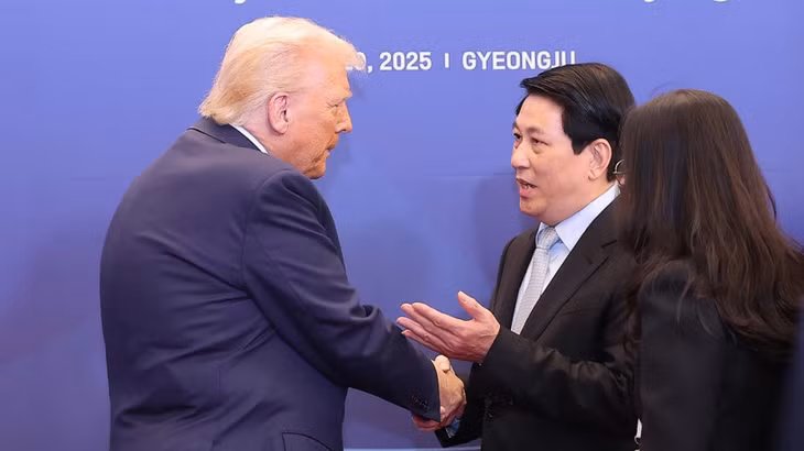 Chủ tịch nước Lương Cường với Tổng thống Hoa Kỳ Donald Trump. (Ảnh: LÂM KHÁNH/TTXVN)