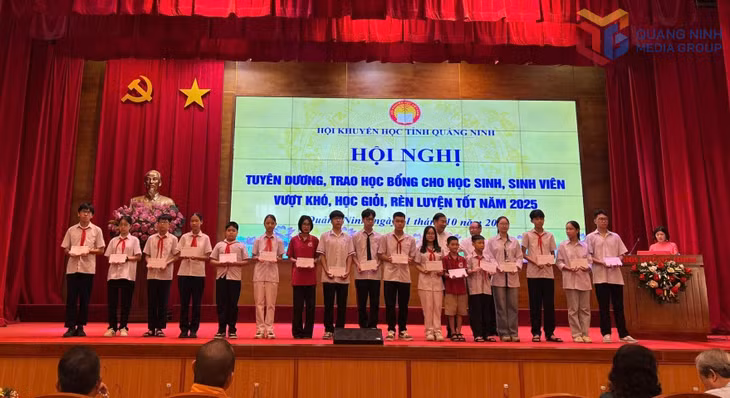 Hội Khuyến học tỉnh trao học bổng cho học sinh vượt khó đạt thành tích cao trong học tập.