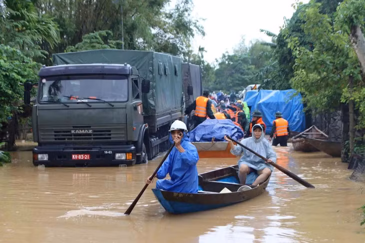 Quân đội đã huy động hàng ngàn quân nhân, có mặt khắp nơi để hỗ trợ dân. Ảnh: Quang Hùng