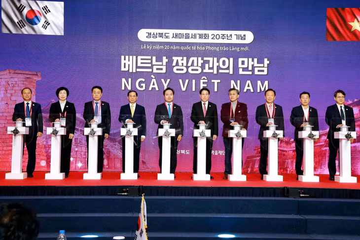 Chủ tịch nước cùng lãnh đạo tỉnh Gyeongsanbuk cùng tham gia nhấn nút khởi động biểu tượng Hợp tác hữu nghị hướng tới tương lai. (Ảnh: XUÂN KỲ)
