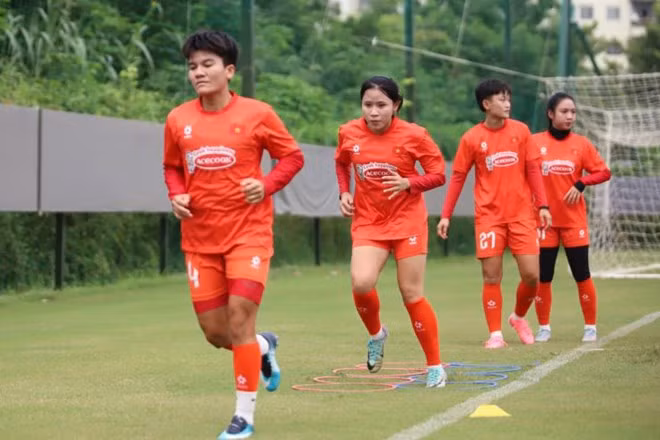 Đội tuyển nữ Việt Nam tăng cường thể lực, sẵn sàng cho SEA Games 33. Ảnh: VFF